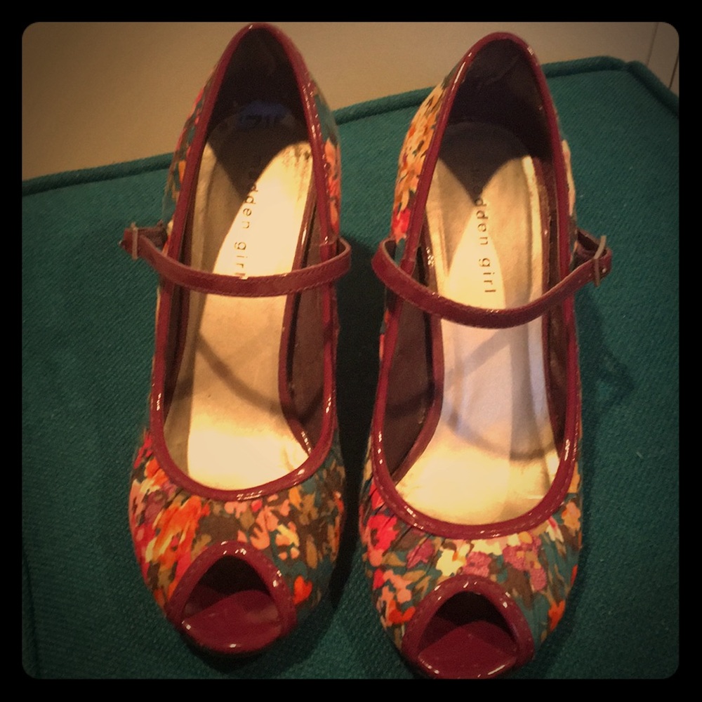 Floral peep-toe pumps